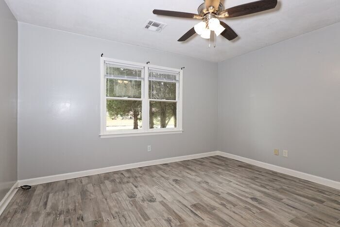 Building Photo - 3591 Robert E Lee Dr