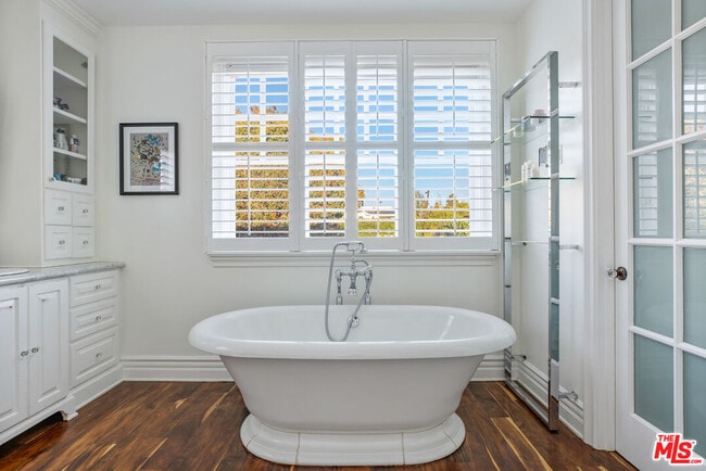 Building Photo - 765 N Almar Ave