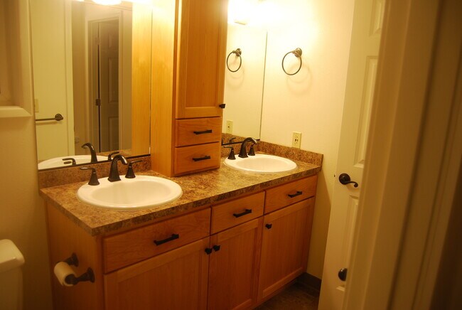 Building Photo - 3 Bedroom Home N side of Newberg