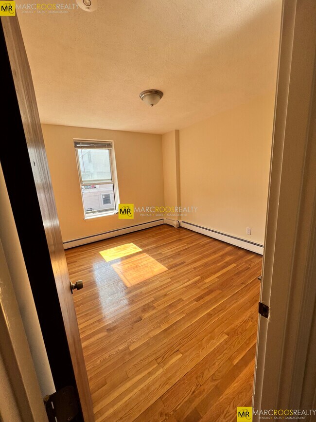 Building Photo - 176 North Beacon St