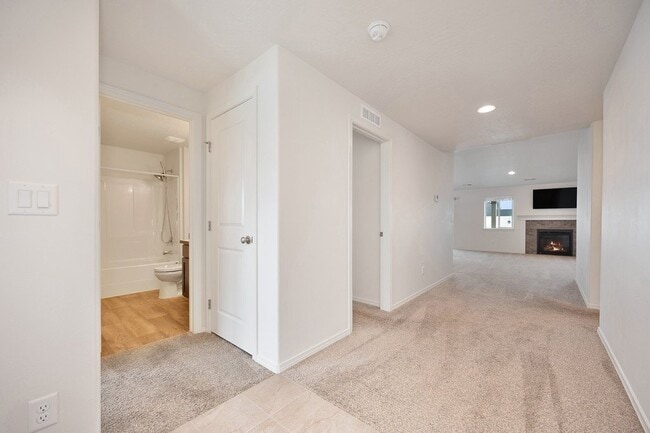 Building Photo - Bright 3-Bedroom Retreat with 2 Full Baths...