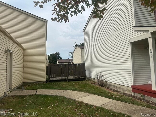 Building Photo - 2824 Roundtree Dr