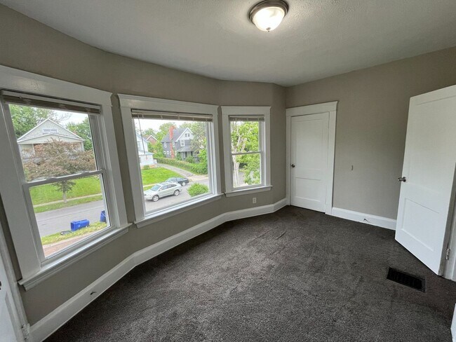 Building Photo - Three bedroom one bathroom single family home for rent MOVE IN SPECIAL - HALF OFF FIRST MONTHS RENT