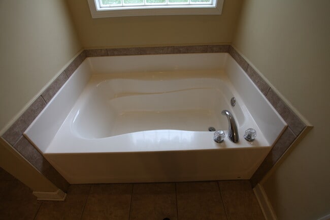 Building Photo - Beautiful 3bed/2bath residential home available in August!