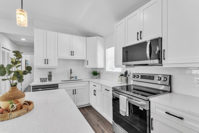 Building Photo - Charming 3BD/2BTH Home with Private Backya...