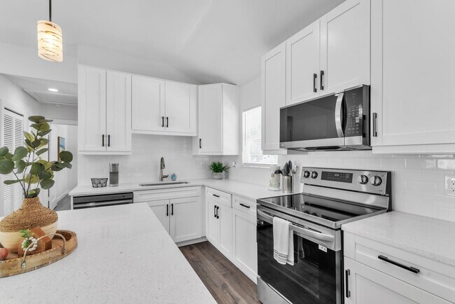 Building Photo - Charming 3BD/2BTH Home with Private Backyard in the Heart of Safety Harbor