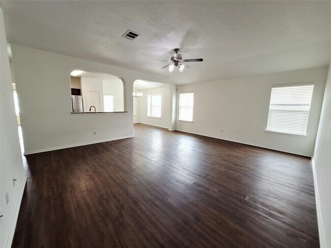 Building Photo - 325 Comal Run