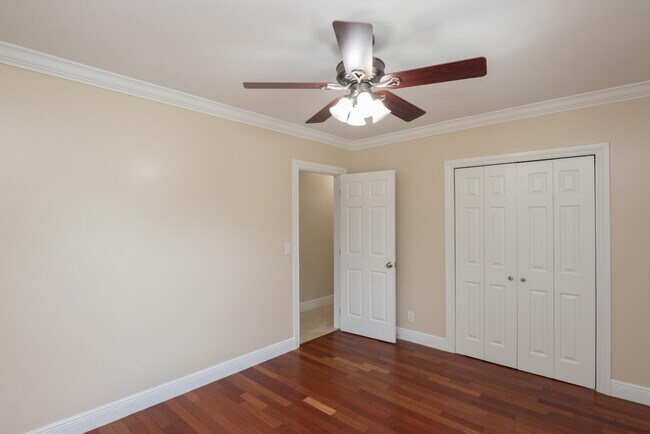 Building Photo - 374 Linda Ln