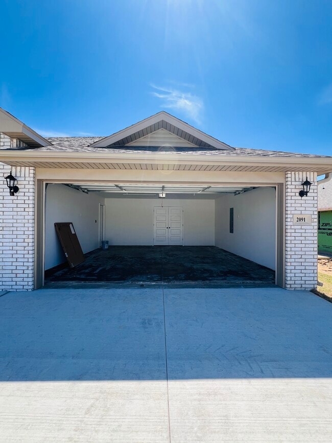 Building Photo - 2091 Bluestem Dr