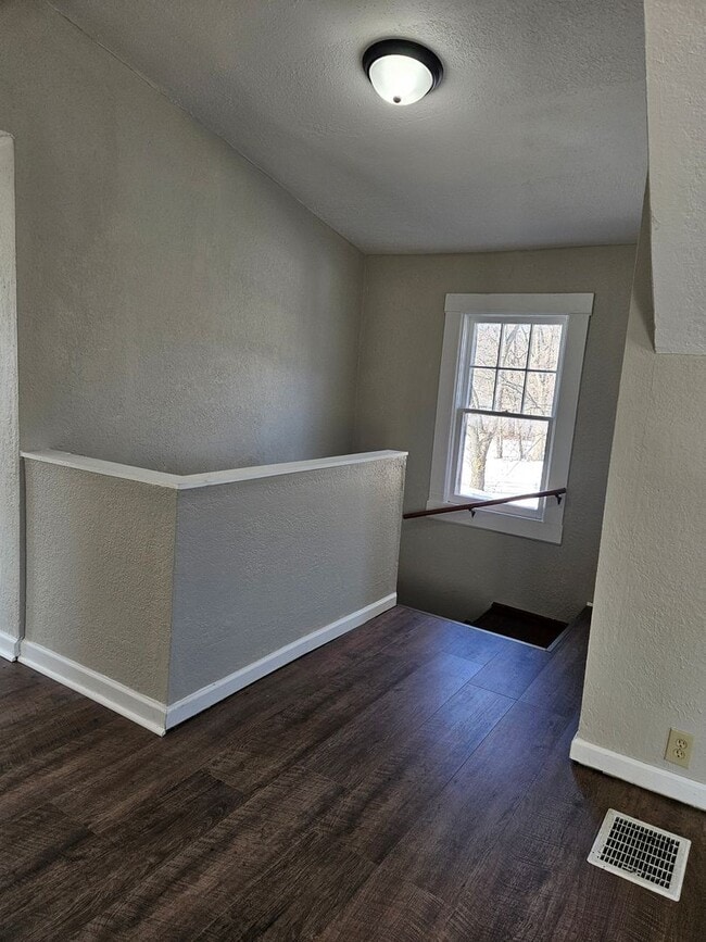 Building Photo - Large Cape Cod