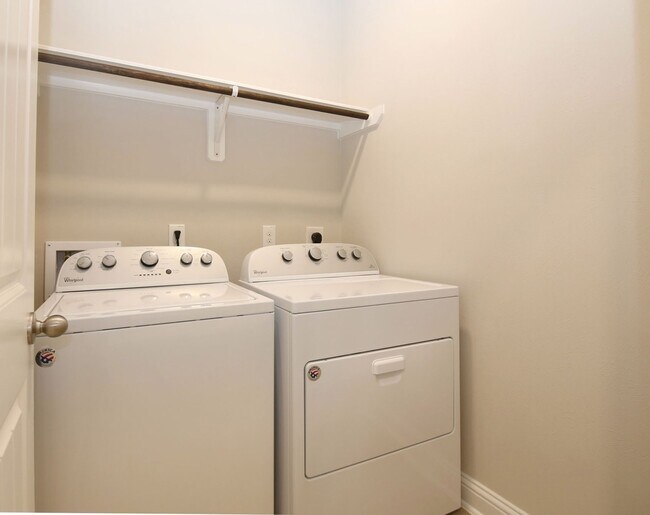 Building Photo - 8218 Oxbow Manor