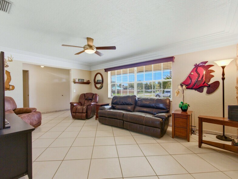 Building Photo - 6611 Venetian Dr