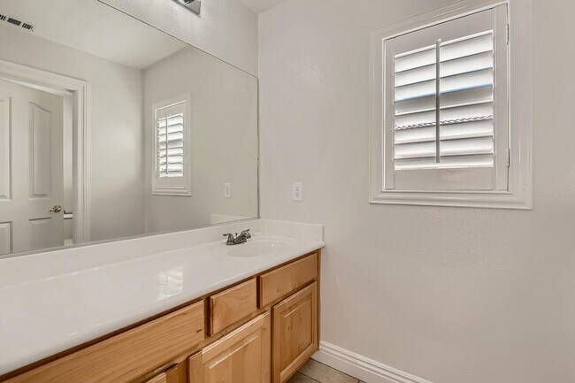 Building Photo - 5 Bedroom in Silverado Ranch!
