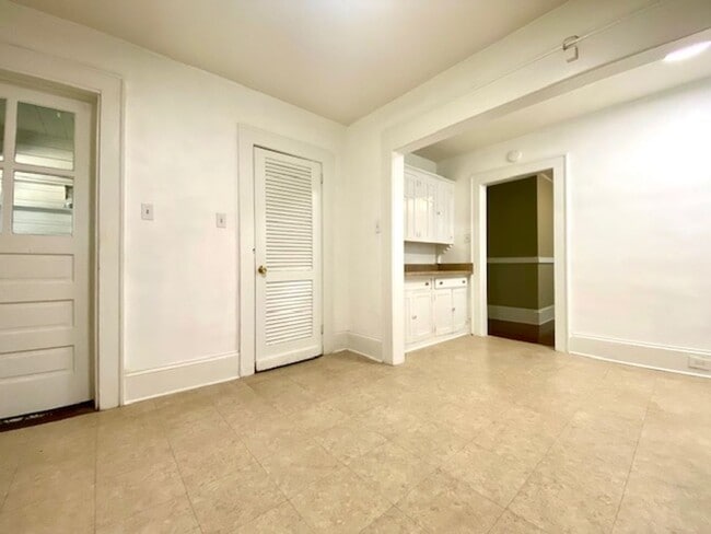 Building Photo - Villa Heights-Belmont Area 2 or 3 bed, 2 b...