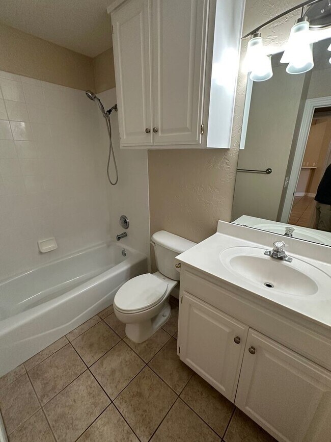 Building Photo - 3200 Hansford Dr