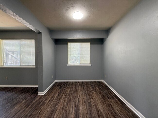 Building Photo - Downstairs unit of Mahan. Close to TMH.