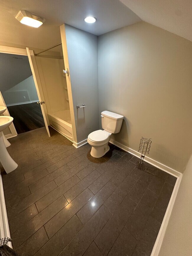 Building Photo - 146 W Lexington Ave