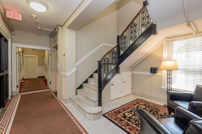 Building Photo - Great Studio in perfect location! Laundry in building.