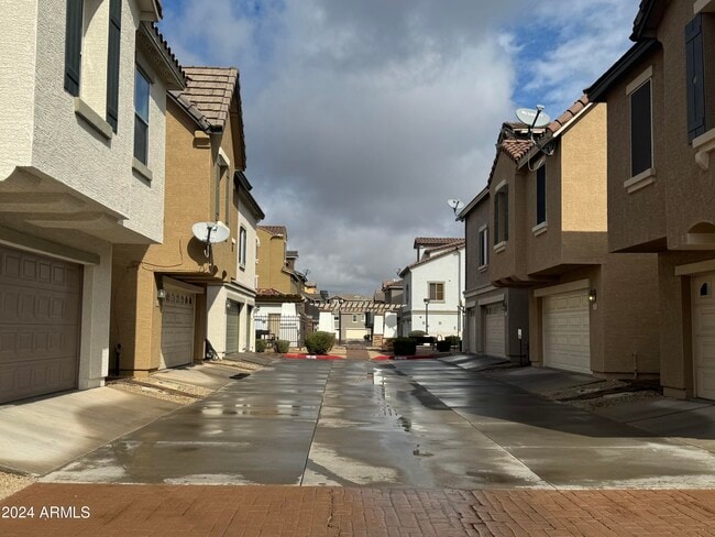 Building Photo - 446 N Alder Ct