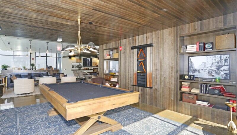 Building Photo - 688 N La Salle Dr
