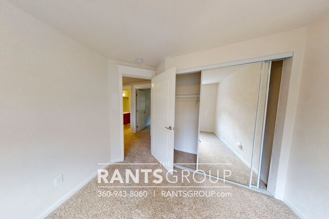 Building Photo - 4-bedroom, 2-bathroom Home with Green Belt in A Prime Location!