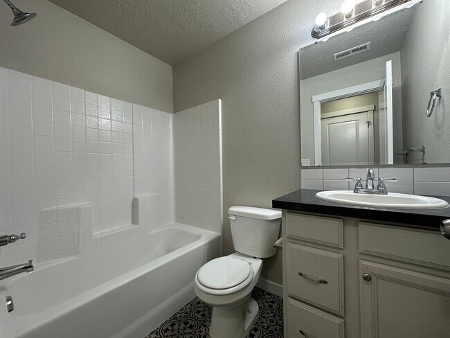 Building Photo - 3bed, 2bath, 1452sq.ft. 2-car garage home ...
