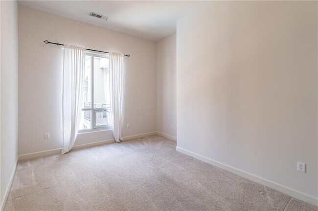 Building Photo - 711 Cosmopolitan Dr NE