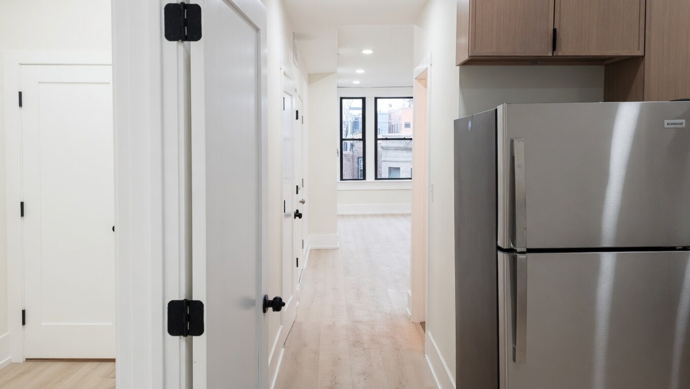 Building Photo - 944 N Damen Ave