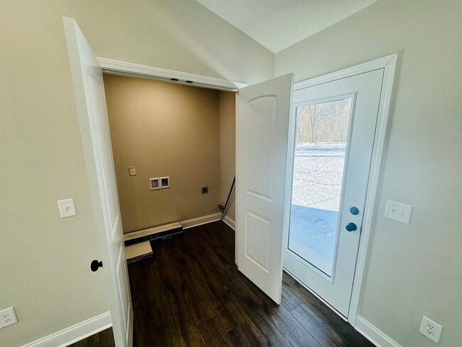 Building Photo - Spacious Duplex with Fenced-In Backyard!