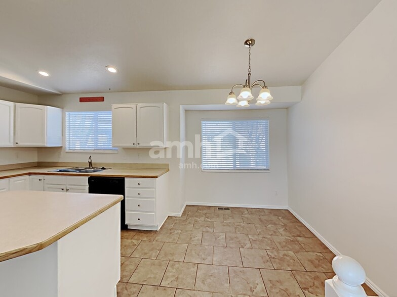 Building Photo - 435 S 120 W