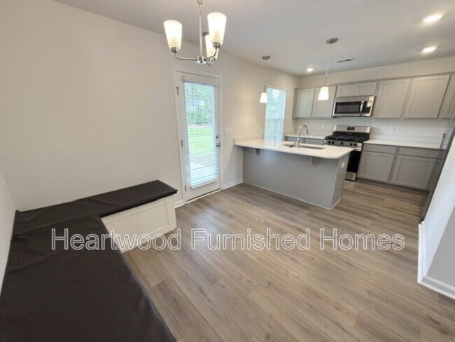 Building Photo - 807 Coburg Ln