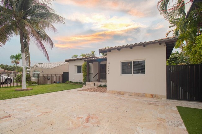 Building Photo - 3722 Royal Palm Ave