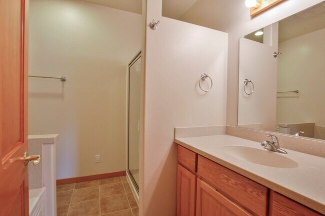 Building Photo - Country Home on Acreage and Pet Friendly!