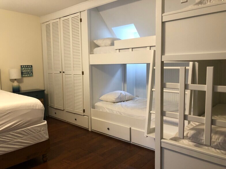 BR 4 w Queen & 4 Bunks - 23166 Bridgeway Ct E