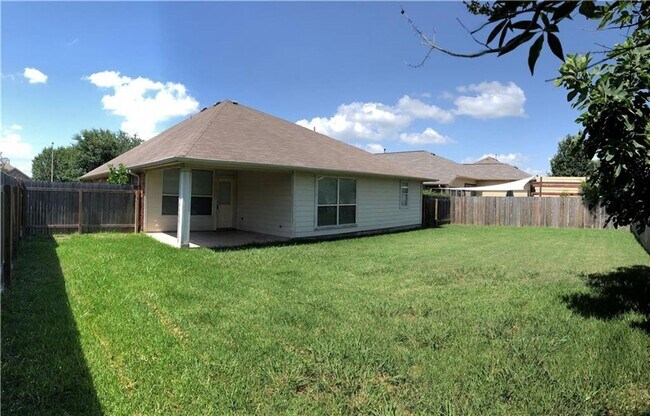 Building Photo - One-story brick home in popular Stoneridge Subdivision!