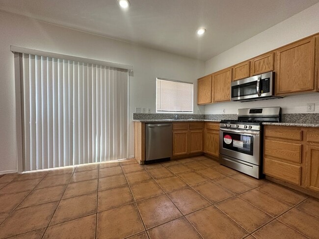 Building Photo - Single Family Home 3 Beds, 2.5 bath, 1 car garage