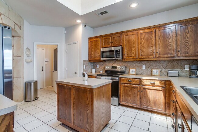 Building Photo - Fully Furnished 3 bed, 2 bath in White Settlement!