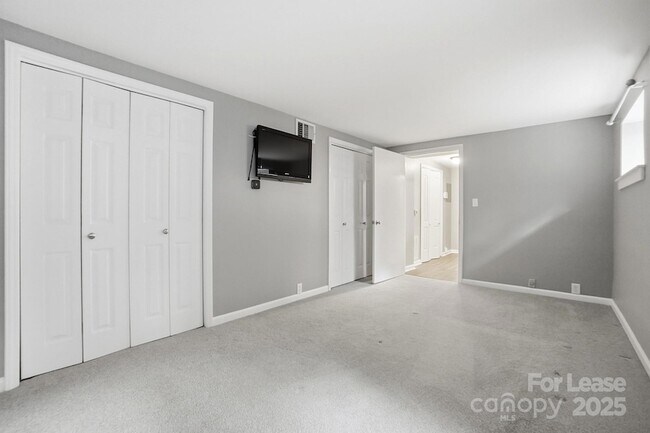 Building Photo - 229 N Poplar St