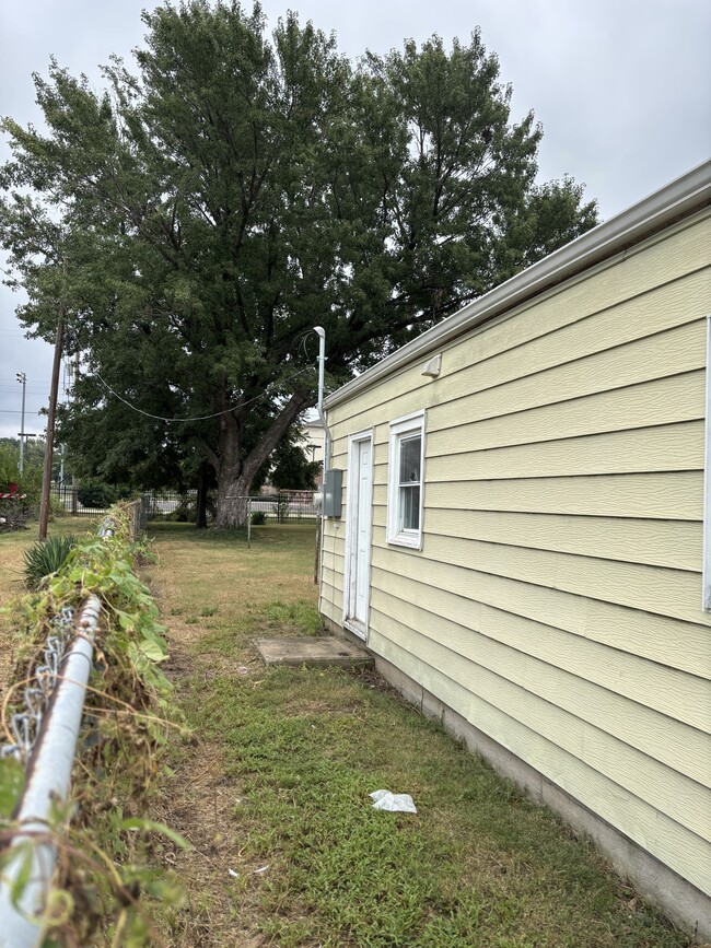 Building Photo - 2462 N Piatt Ave