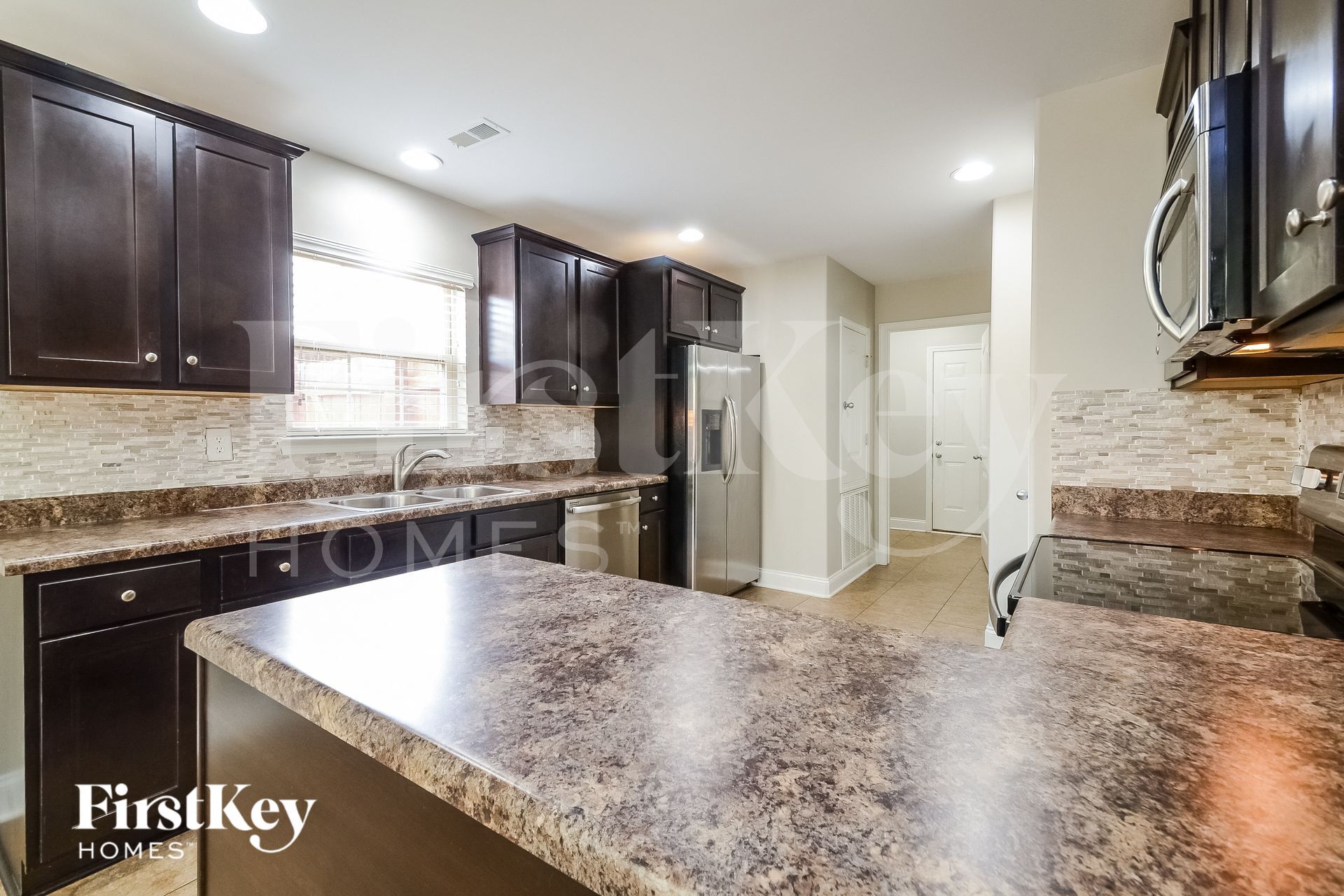 Building Photo - 460 River Crest Dr N