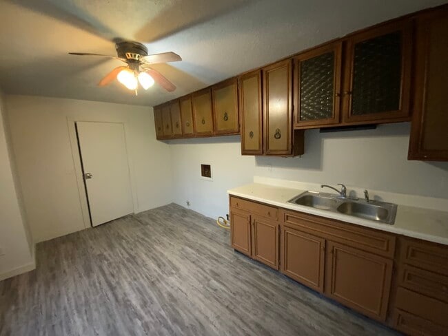 Building Photo - 900 Shasta Dr