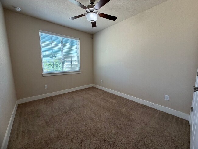 Building Photo - Great Location ~ Fabulous Townhome in New Braunfels 3/2.5 ~ Minutes from Gruene ~ Move in Ready!