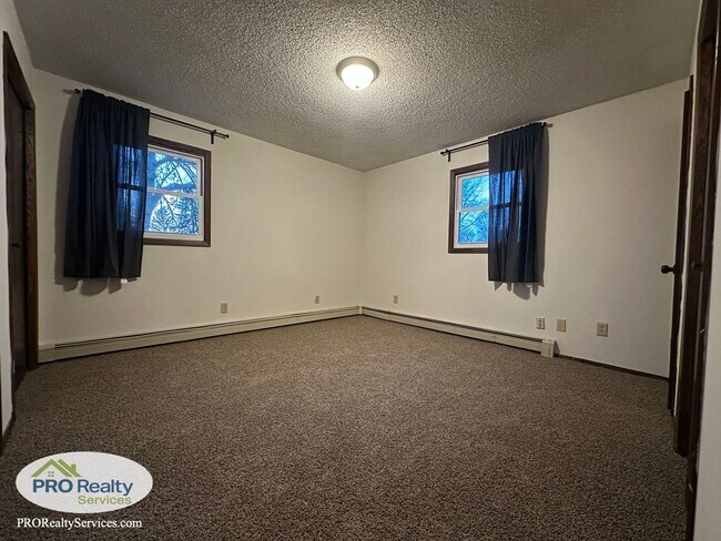 Building Photo - 3 Bedroom Main Level Duplex Unit