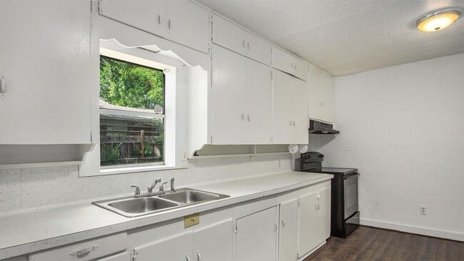 Building Photo - 1111 St Edwards St