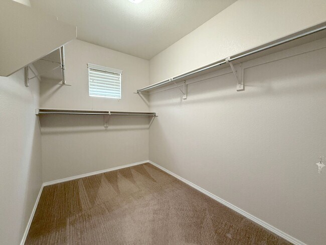 Building Photo - Rare Mountain View Gem for Rent in Erie!