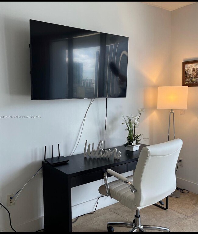 Building Photo - 1750 N Bayshore Dr