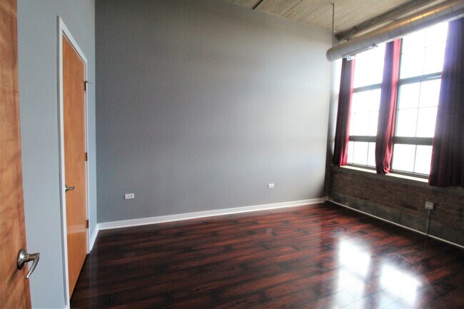 Building Photo - 3963 W Belmont Ave