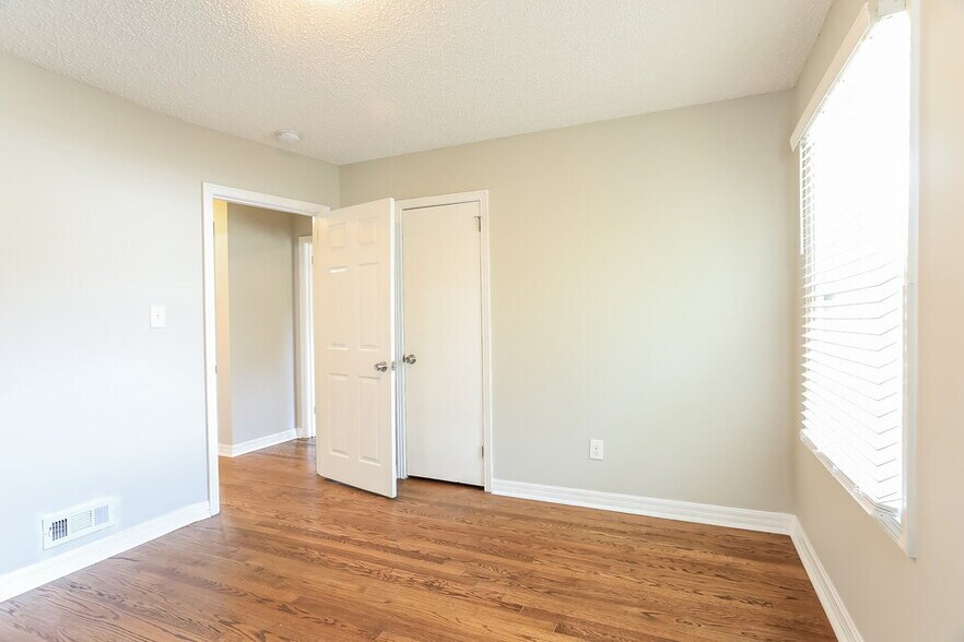 Building Photo - 817 Hillview Dr