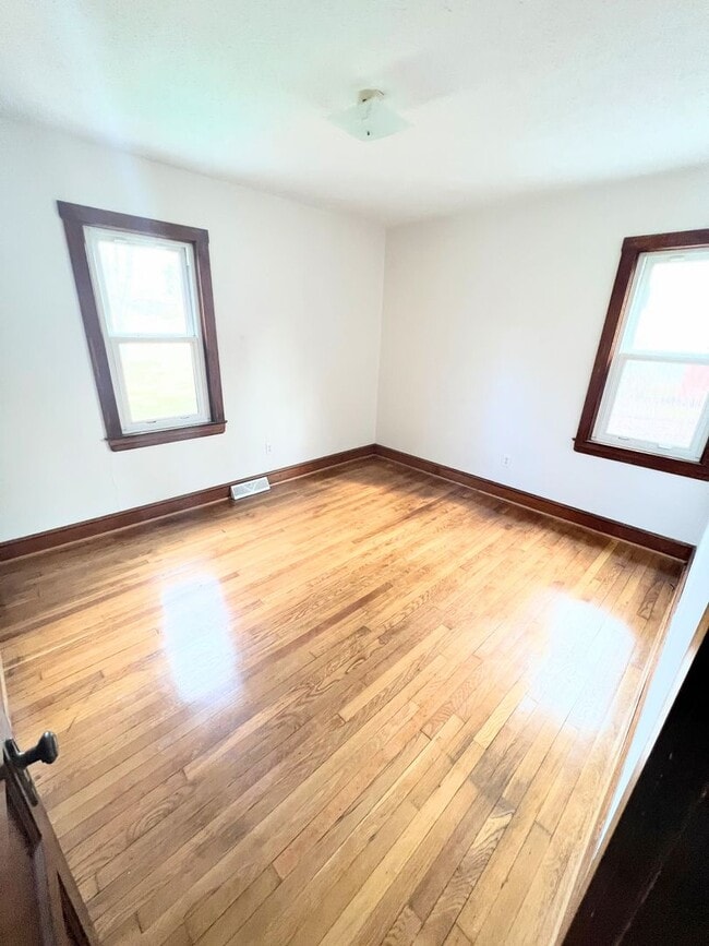 Building Photo - 3 Bedroom Home in Bedford