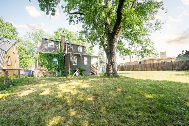 Building Photo - 636 Emerald Ave